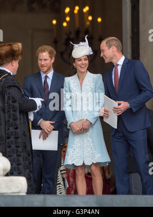 Il Duca e la Duchessa di Cambridge con il principe Harry frequentando HM Queen's novantesimo compleanno servizio presso la Cattedrale di St Paul. Foto Stock
