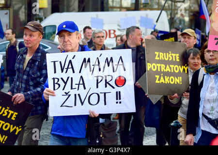 Aprile 2nd, Praga, Repubblica Ceca. Annuale di Marcia Nazionale per la vita - pro-vita di dimostrazione. Cartello: "Tua madre è stato pro-vita" Foto Stock