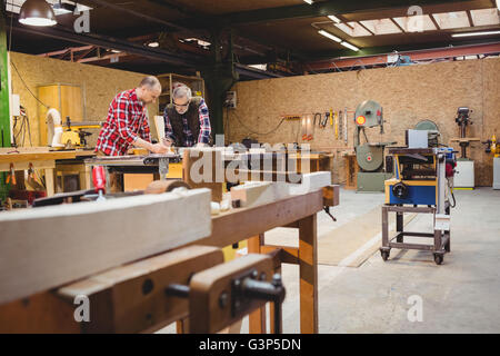 I falegnami di lettura di un piano di lavoro Foto Stock