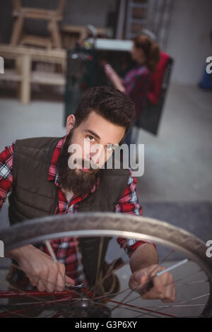 Ritratto di meccanico la riparazione di una bicicletta Foto Stock