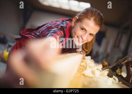 Falegname femmina per misurare la lunghezza della trave di legno Foto Stock