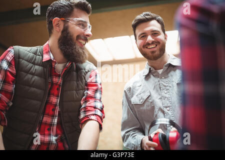 Ritratto di falegname sorridente Foto Stock