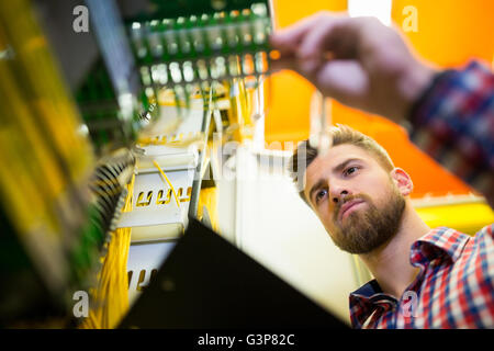 Tecnico che lavora su server rotto Foto Stock