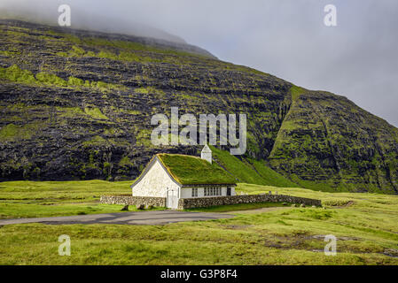 Piccolo villaggio chiesa in Saksun sull isola di Streymoy, Isole Faerøer, Danimarca Foto Stock