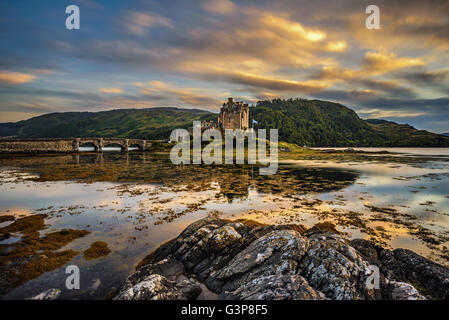 Tramonto sul Castello Eilean Donan, Scotland, Regno Unito. Lunga esposizione. Foto Stock