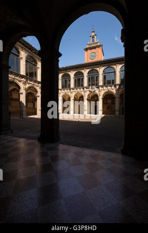 Il cortile nell'Archiginnasio, sede dell'Università degli Studi di Bologna dal XVI secolo fino al 1803, la più antica università del mondo, Foto Stock
