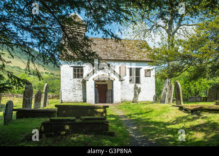 Piccola chiesa Imbiancati / cappella con cimitero in una valle. Foto Stock