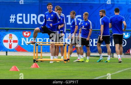 In Irlanda del Nord la Kyle Lafferty (sinistra) durante una sessione di formazione di Saint-George-de-Reneins. Foto Stock