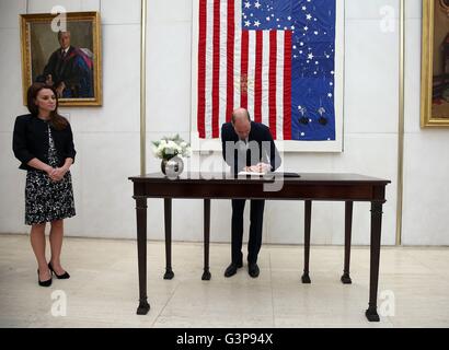 Il Duca di Cambridge segni un libro di condoglianze per le riprese di Orlando vittime presso l Ambasciata degli Stati Uniti a Londra, mentre la Duchessa di Cambridge guarda a. Foto Stock