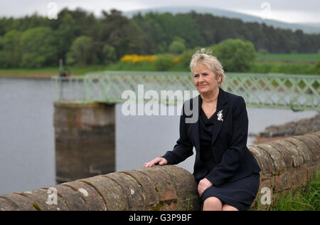 Il cambiamento climatico Segretario Roseanna Cunningham durante una visita alla Harlaw idro progetto al serbatoio Harlaw presso Balerno, come la Scozia ha incontrato il suo clima annuale-cambiare obiettivo per la prima volta, la più recente delle emissioni di gas a effetto serra mostrano. Foto Stock