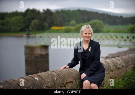 Il cambiamento climatico Segretario Roseanna Cunningham durante una visita alla Harlaw idro progetto al serbatoio Harlaw presso Balerno, come la Scozia ha incontrato il suo clima annuale-cambiare obiettivo per la prima volta, la più recente delle emissioni di gas a effetto serra mostrano. Foto Stock