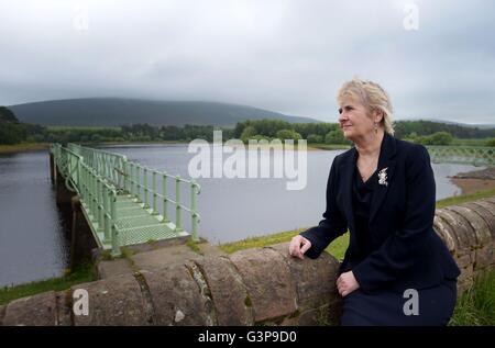 Il cambiamento climatico Segretario Roseanna Cunningham durante una visita alla Harlaw idro progetto al serbatoio Harlaw presso Balerno, come la Scozia ha incontrato il suo clima annuale-cambiare obiettivo per la prima volta, la più recente delle emissioni di gas a effetto serra mostrano. Foto Stock