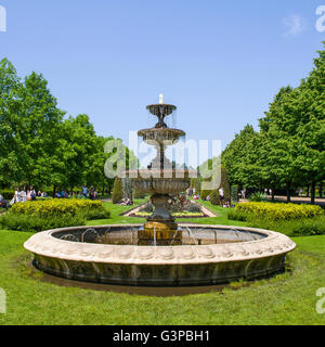 Una vista di una fontana nel bel viale giardini di Regents Park a Londra. Foto Stock