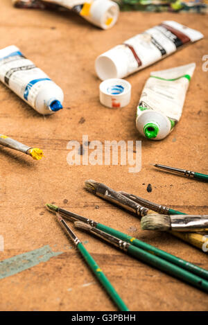 Pennelli e colori posa su una tabella di studio. Foto Stock