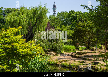 Una vista della mitica linea BT Tower a distanza con l'isola giapponese giardino al primo piano situato in Queen Mary i giardini Foto Stock