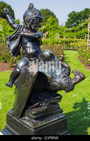 Perso Bow statua che si trova nella bellissima Regina Marie Giardini a Regents Park, Londra. Foto Stock