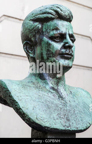 Un busto di ex presidente degli Stati Uniti John Fitzgerald Kennedy situato su Marylebone Road a Londra. Foto Stock