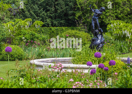 LONDON, Regno Unito - 6 GIUGNO 2016: Hylas e la ninfa statua si trova nella bellissima San Johns Lodge Giardini a Regents Park, Londra Foto Stock