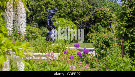 LONDON, Regno Unito - 6 GIUGNO 2016: Hylas e la ninfa statua si trova nella bellissima San Johns Lodge Giardini a Regents Park, Londra Foto Stock
