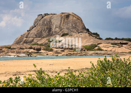 Sri Lanka, Yala National Park, Palatupana beach, landmark roccioso promontorio Foto Stock