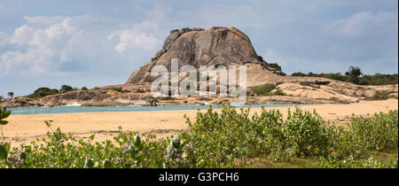 Sri Lanka, Yala National Park, Palatupana beach, landmark promontorio roccioso, panoramica Foto Stock