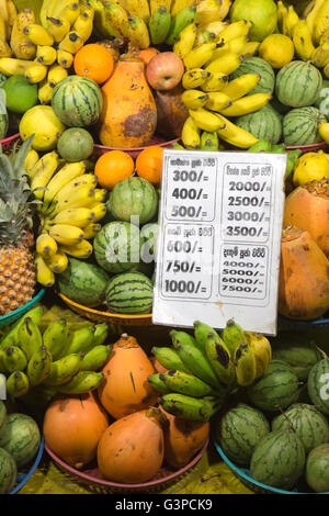 Sri Lanka, Kataragama, Saddhatissa Mawatha bazaar, frutta stallo, con prezzi Foto Stock
