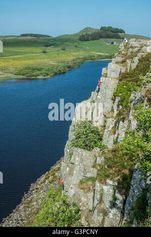 Arrampicatori in azione alla falesia di Lough Foto Stock