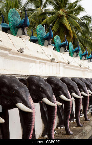 Sri Lanka, Kataragama, Maha Devale parete del tempio, peacock e decorazione di elefante Foto Stock