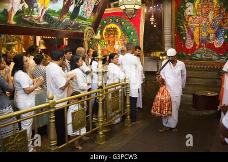 Sri Lanka, Kataragama, Maha Devale tempio, serata conclusiva Puja Foto Stock