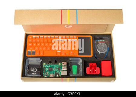 Kano kit computer in una scatola di cartone. Creazione di codice e un computer per insegnare ai bambini le competenze. Semplice strumento di apprendimento per tutte le età. Foto Stock