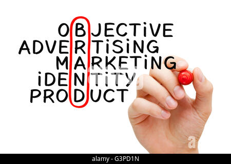 La scrittura a mano marca crossword concetto con marcatore sul panno trasparente stampato. Foto Stock