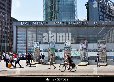 Sezioni originali del muro di Berlino a Potsdamer Platz di Berlino Bahnhof Stazione ferroviaria U Bahn Potsdamer Platz Berlino Germania Foto Stock