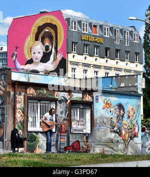 Artista Musica East Side Hotel L' East Side Gallery di graffiti murali di arte di strada sul 1.3km sezione tedesco del muro di Berlino dal fiume Sprea e Muhlenstrasse ) Friedrichshain parete Spree ex confine Kreuzberg Germania Foto Stock