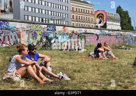 East Side Hotel sul lato est della galleria graffiti murali di arte di strada sul 1.3km sezione tedesco del muro di Berlino da ex confine Kreuzberg Germania ( il muro di Berlino dal fiume Sprea e Muhlenstrasse ) Friedrichshain Foto Stock