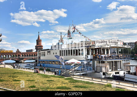 Hotel Boat tedesco muro di Berlino da ex confine Kreuzberg Germania ( il muro di Berlino dal fiume Sprea e Muhlenstrasse ) Friedrichshain ( Oberbaumbruecke - Oberbaumbridge U-bahn / metropolitana treno sul ponte oberbaum Friedrichshain - kreuzberg Berlino Warschauer Strasse ) Foto Stock