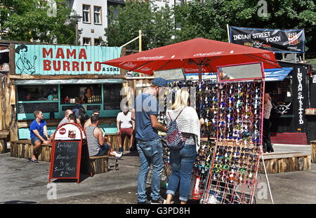 Graffiti in Boemia - Friedrichshain Kreuzberg Berlino materie tempio, ex cantieri ferroviari, Warschauer Strasse - Revaler Straße in Germania ( vita notturna spot night club area ) Foto Stock