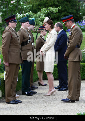 La Duchessa di Cambridge parla agli ospiti come ella assiste il Segretario di Stato per l'Irlanda del Nord Theresa Villiers' Garden Party presso la residenza reale al castello di Hillsborough, Co Down. Foto Stock