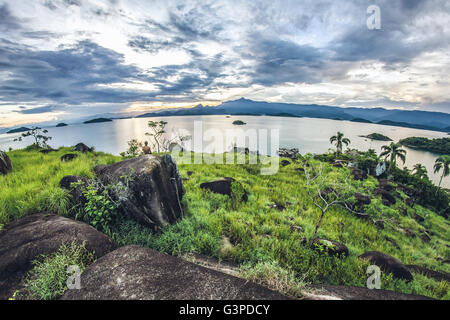 Un tramonto mozzafiato sulla giungla da qualche parte in Brasile Foto Stock