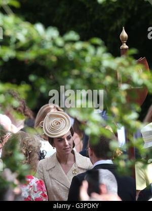 La Duchessa di Cambridge parla agli ospiti come ella assiste il Segretario di Stato per l'Irlanda del Nord Theresa Villiers' Garden Party presso la residenza reale al castello di Hillsborough, Co Down. Foto Stock