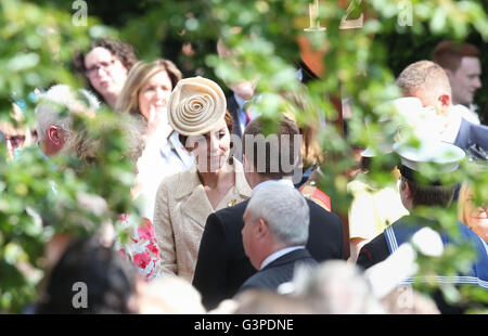 La Duchessa di Cambridge parla agli ospiti come ella assiste il Segretario di Stato per l'Irlanda del Nord Theresa Villiers' Garden Party presso la residenza reale al castello di Hillsborough, Co Down. Foto Stock