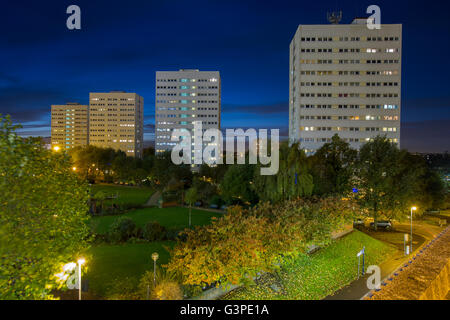 Quattro edifici residenziali a torre fuori Brindley Drive di notte, visti da Cambridge Street con i City Centre Gardens in primo piano. Foto Stock