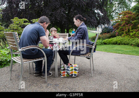 Famiglia mangiare fuori nel giardino botanico Sheffield Foto Stock