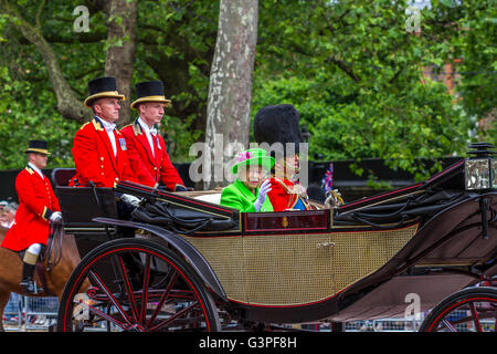 La Regina in un vestito verde ondeggia da una carrozza, accompagnata da RH il Duca di Edimburgo sul Mall at the Trooping of the Colour 2016, Londra, Regno Unito Foto Stock