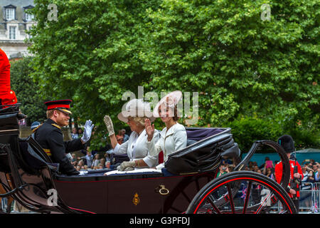 La Duchessa di Cambridge, il Principe Harry e la Duchessa di Cornovaglia ondano a folle da una carrozza a Trooping il colore sul Mall, Londra, Regno Unito Foto Stock