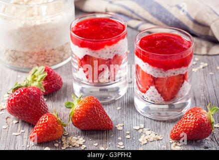 Fragola budino di Chia con fiocchi di avena Foto Stock