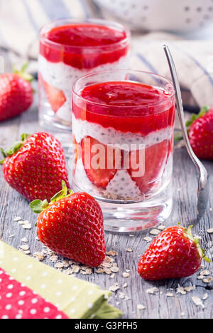 Fragola budino di Chia con fiocchi di avena Foto Stock