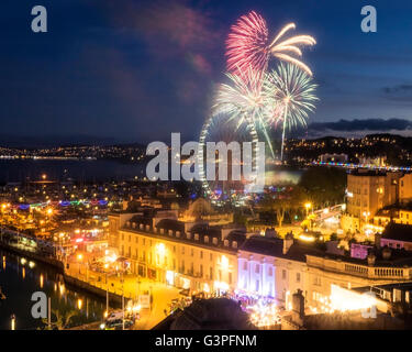 GB - DEVON (Riviera Inglese): Fuochi d'artificio su Torquay mostra Paignton in background Foto Stock