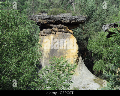 Bizzarra formazione rock - rock a piastra di coperchio - piastra di roccia Foto Stock