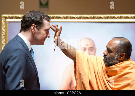 Il cancelliere George Osborne (a sinistra) ha ricevuto un tilak quando visita il tempio BAPS Shri Swaminarayan Mandir Hindu a Neasden, a nord di Londra, dove ha affermato che è un "mito completo" che l'immigrazione da paesi al di fuori dell'UE aumenterà a seguito di un'uscita britannica dall'Europa. Foto Stock