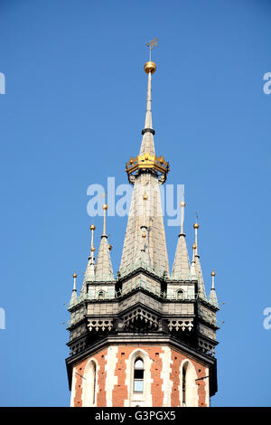 Close-up sulla torre di dalla Basilica di Santa Maria antica Piazza del Mercato di Cracovia Foto Stock